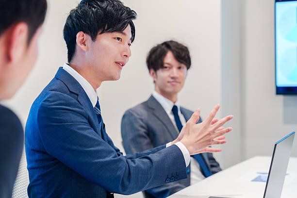 女性が笑顔で握手している画像