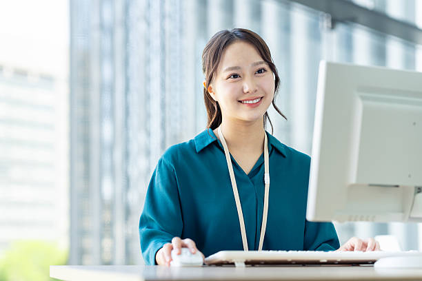 女性がホワイトボードに板書している画像